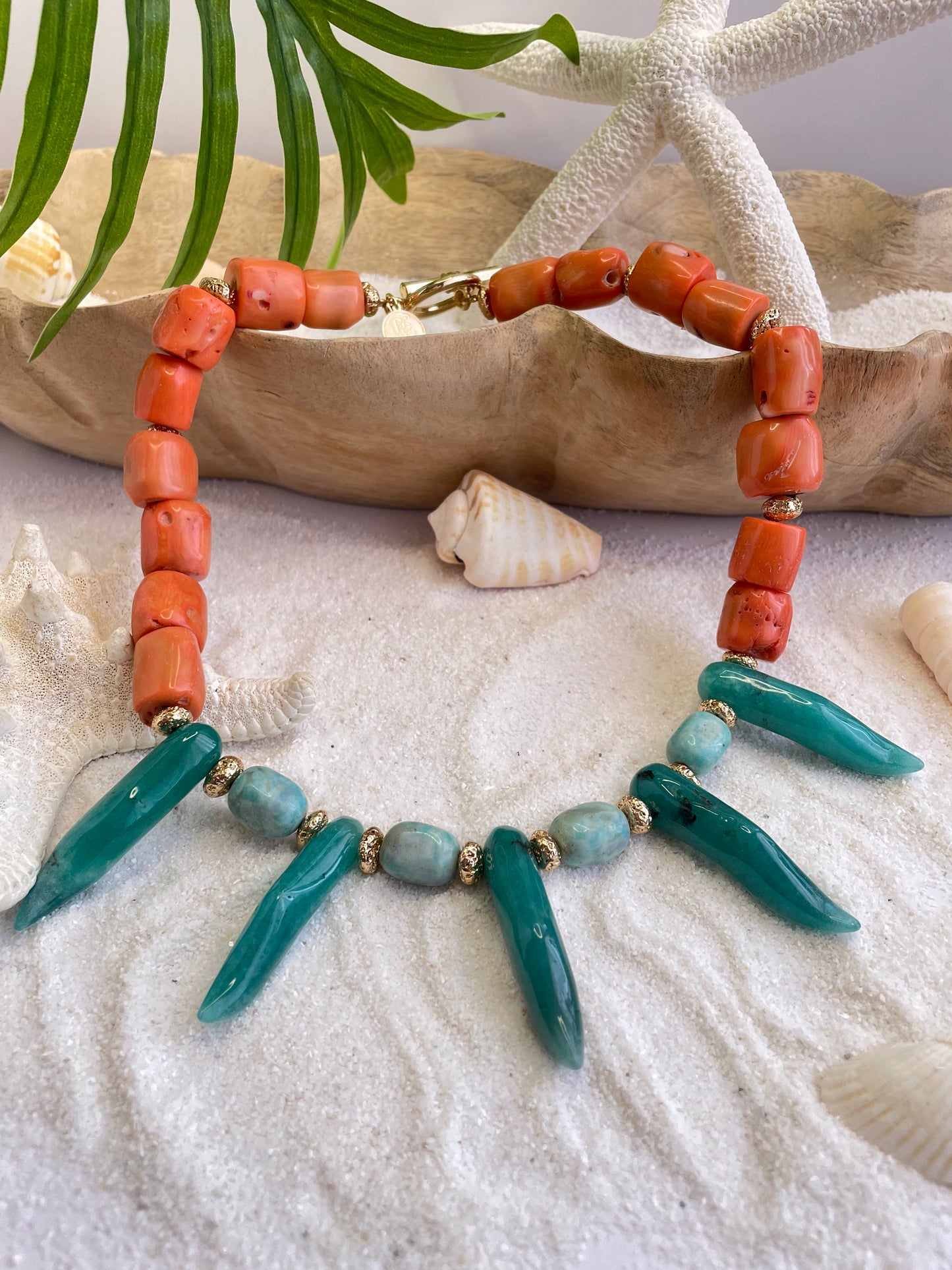 Collar "Olas del Mar" – Coral Natural, Ágatas Azules y Aguamarina