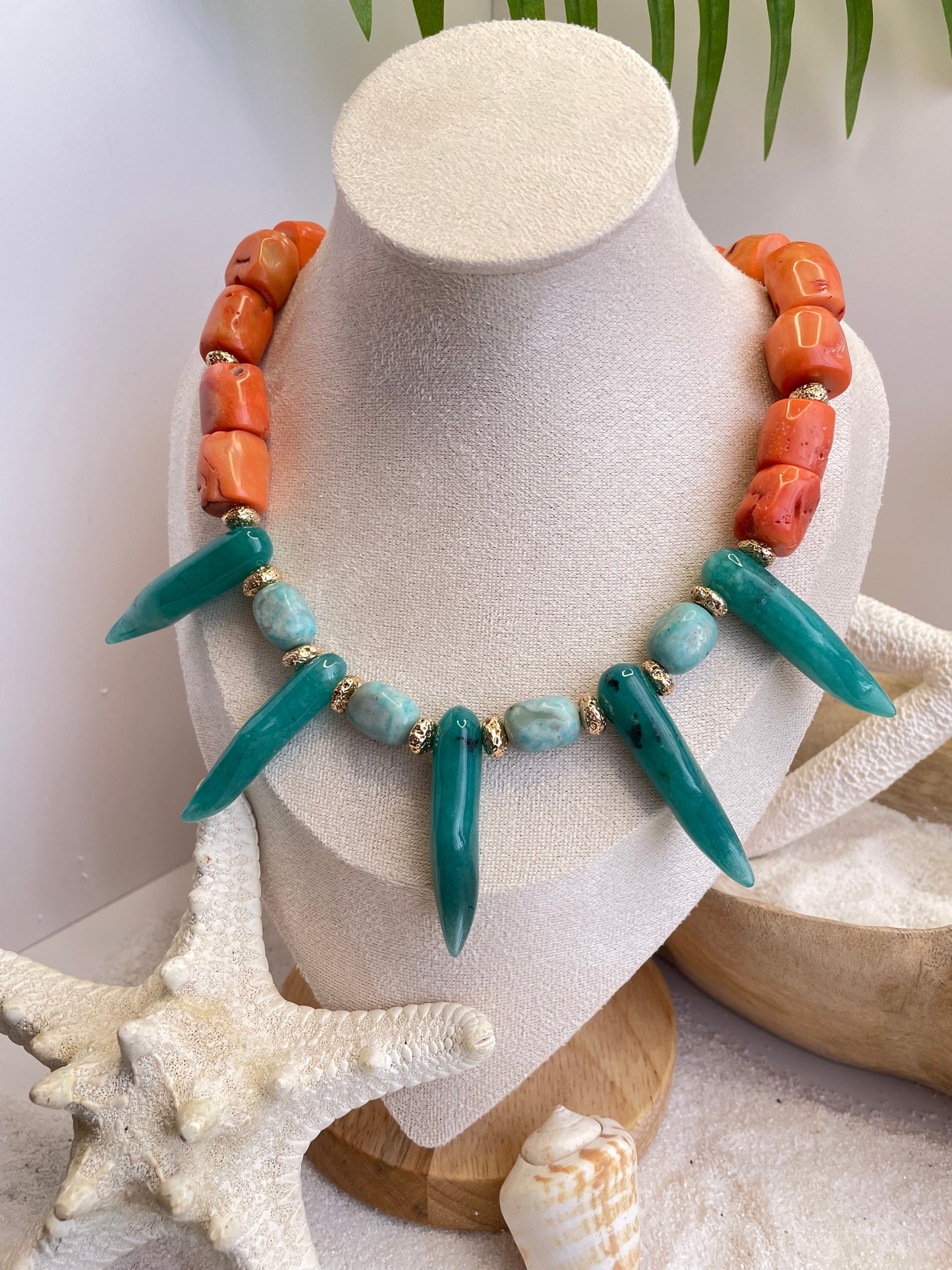 Collar "Olas del Mar" – Coral Natural, Ágatas Azules y Aguamarina