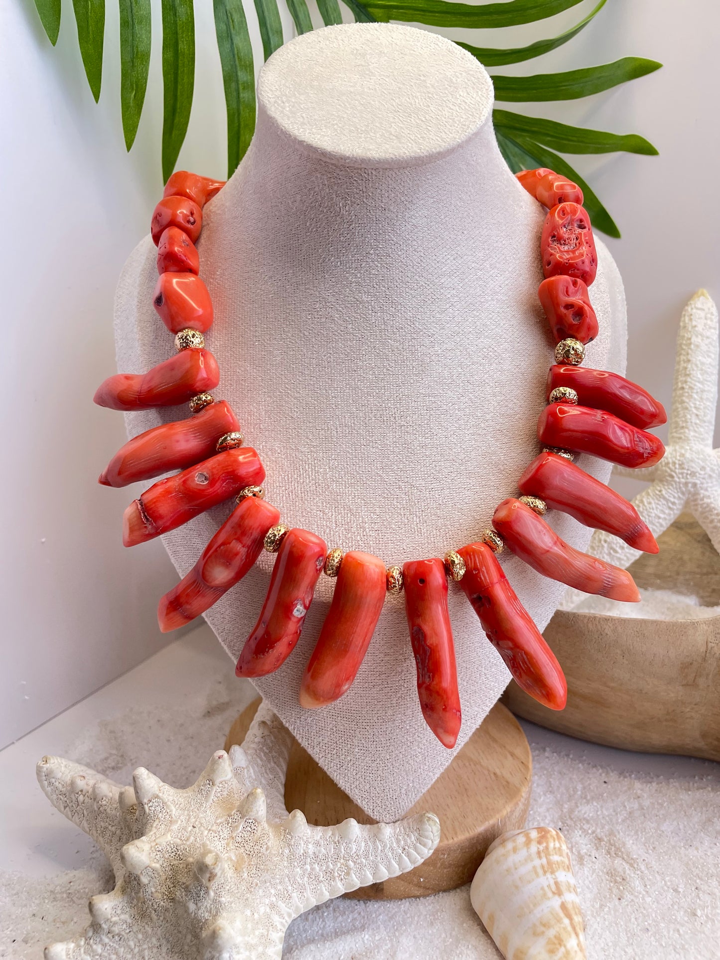 Collar “Raíces de Fuego” – Coral Natural y Piedra Volcánica Dorada