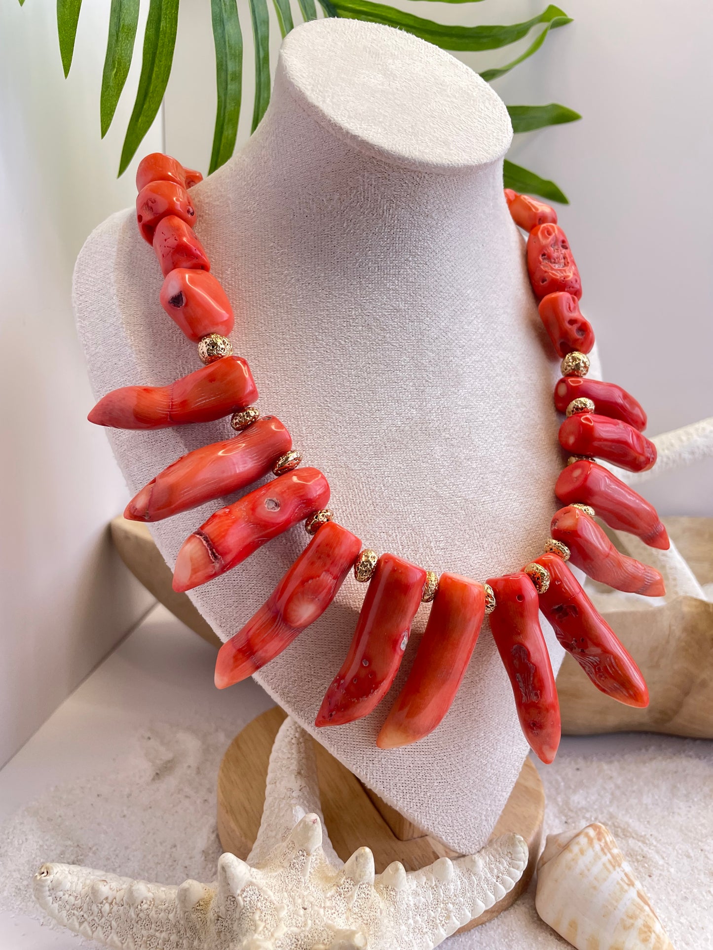 Collar “Raíces de Fuego” – Coral Natural y Piedra Volcánica Dorada