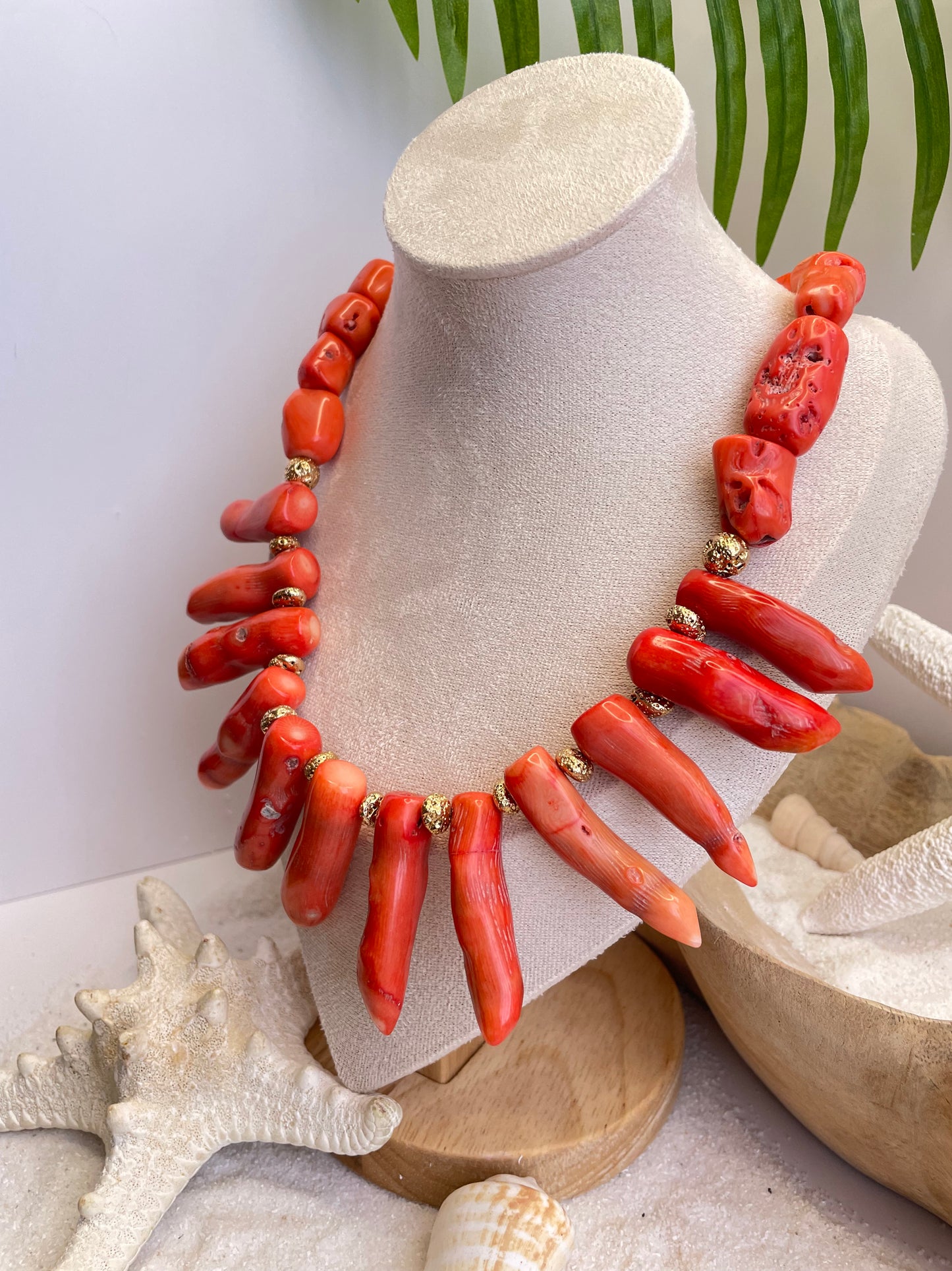 Collar “Raíces de Fuego” – Coral Natural y Piedra Volcánica Dorada