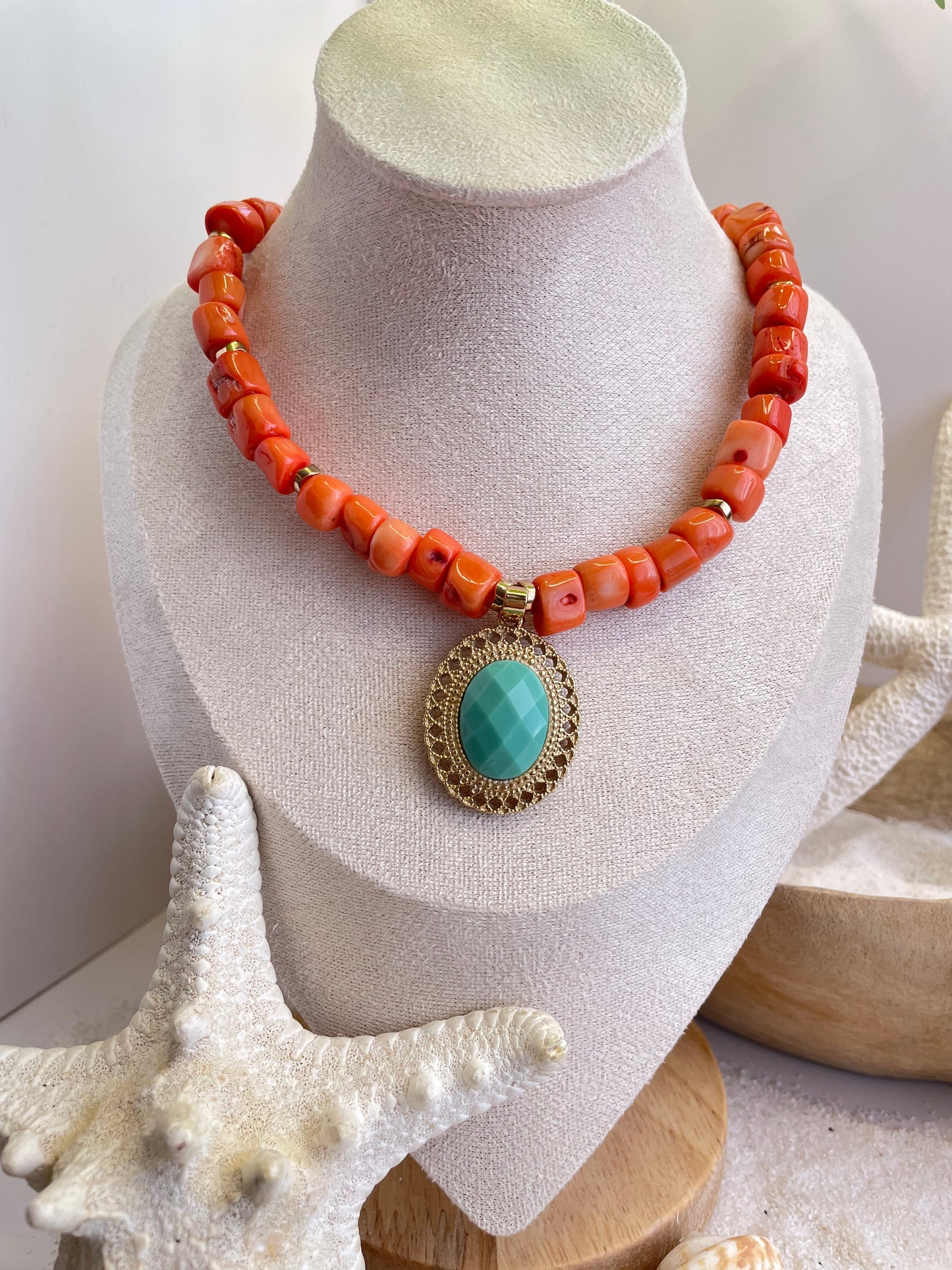 Collar “Sol Turquesa” – Coral Natural, Hematites Dorado y Cristal Checo
