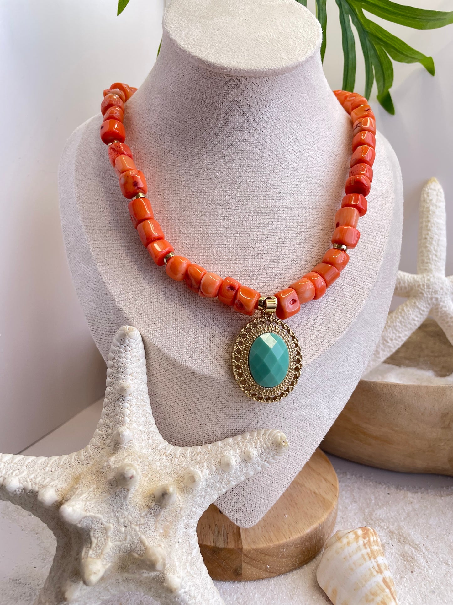 Collar “Sol Turquesa” – Coral Natural, Hematites Dorado y Cristal Checo