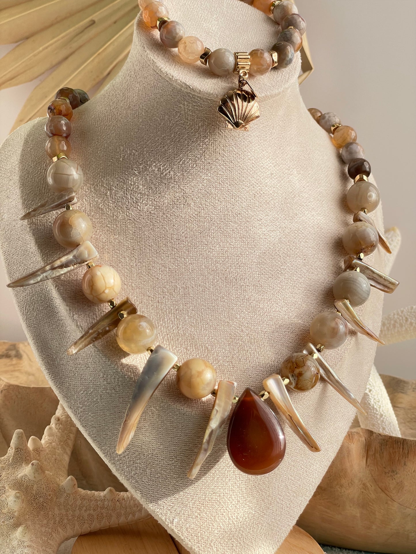 Conjunto "Raices del Mar"Collar y pulsera de agatas con concha nacar
