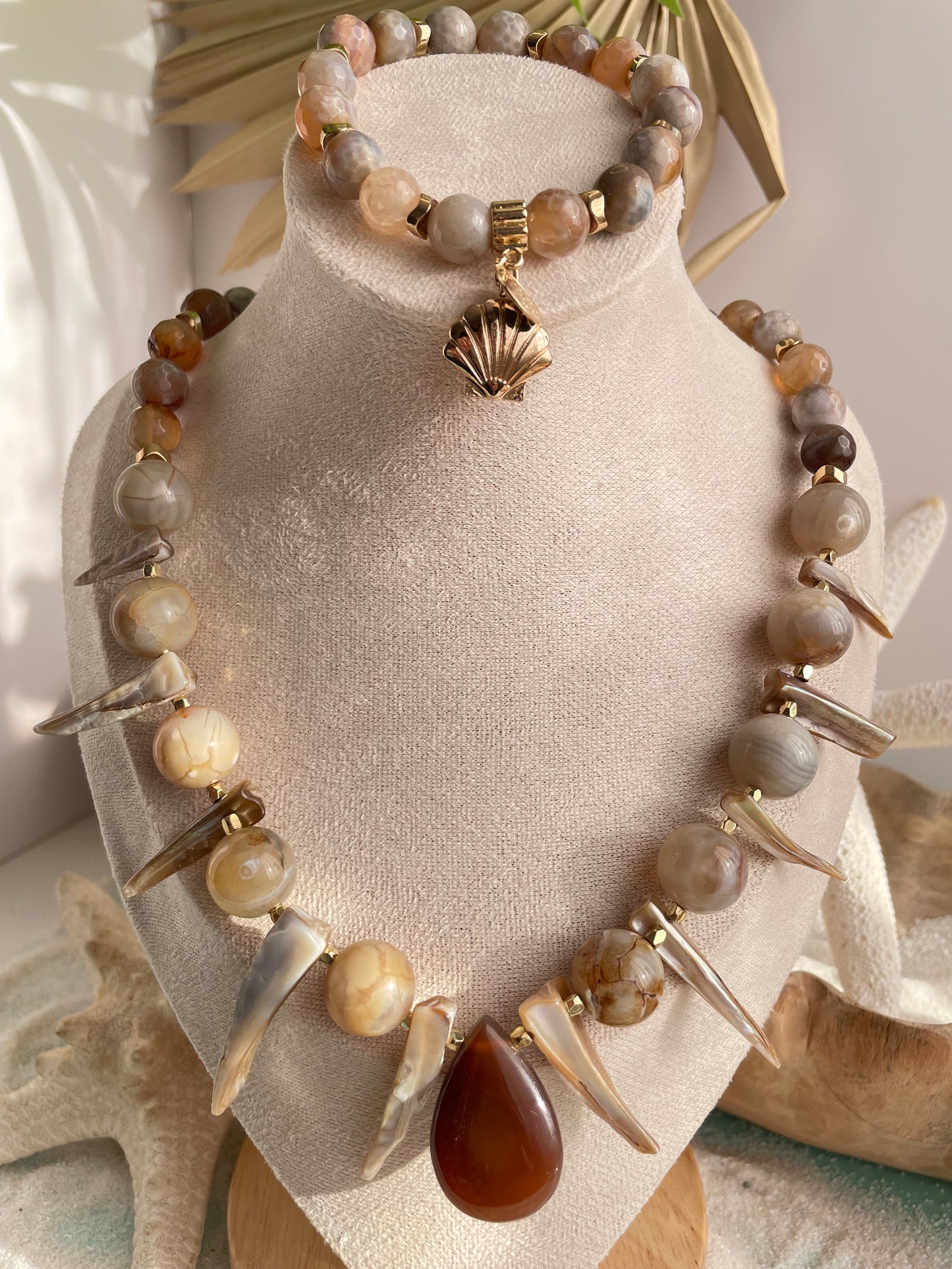 Conjunto "Raices del Mar"Collar y pulsera de agatas con concha nacar