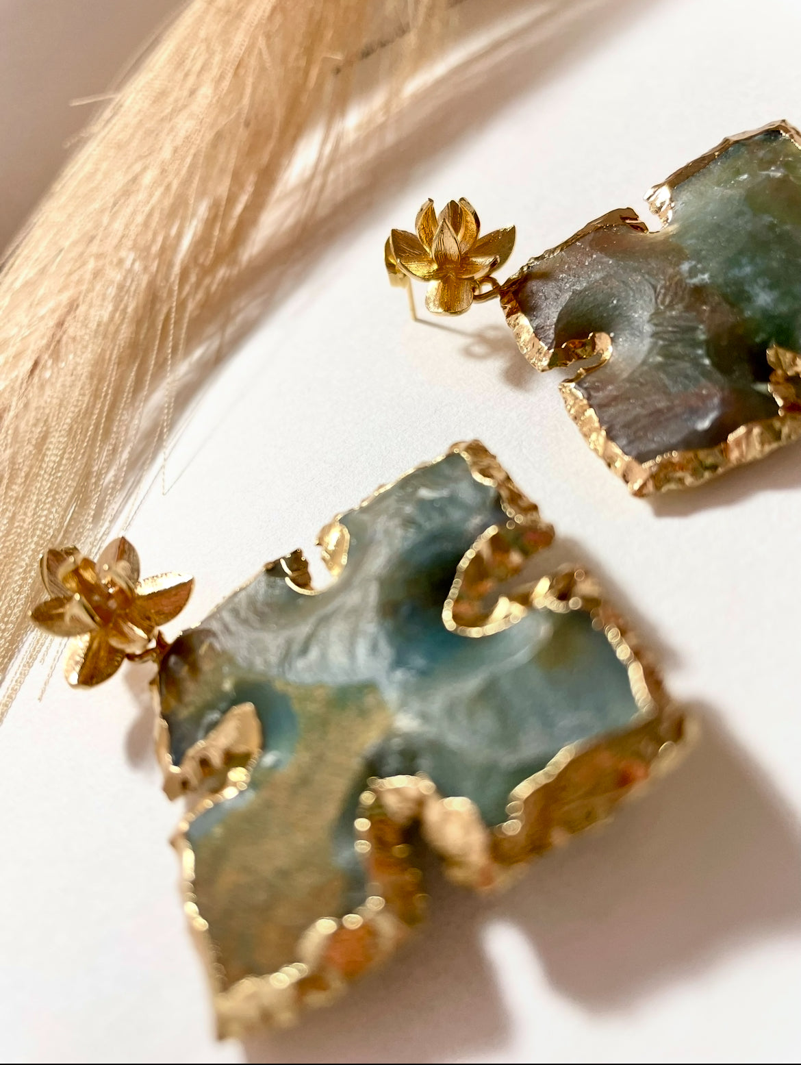 Aretes “Tierra Dorada” – Ágata Cruda con Base Floral Dorada