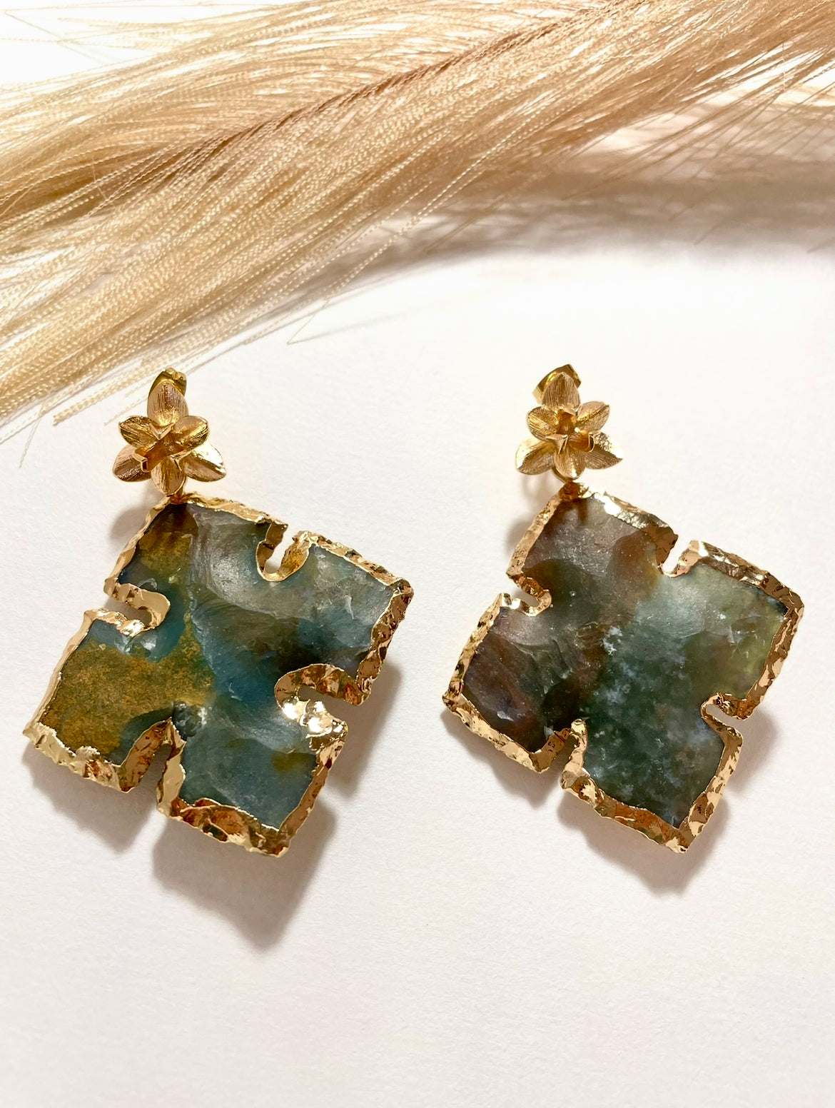 Aretes “Tierra Dorada” – Ágata Cruda con Base Floral Dorada