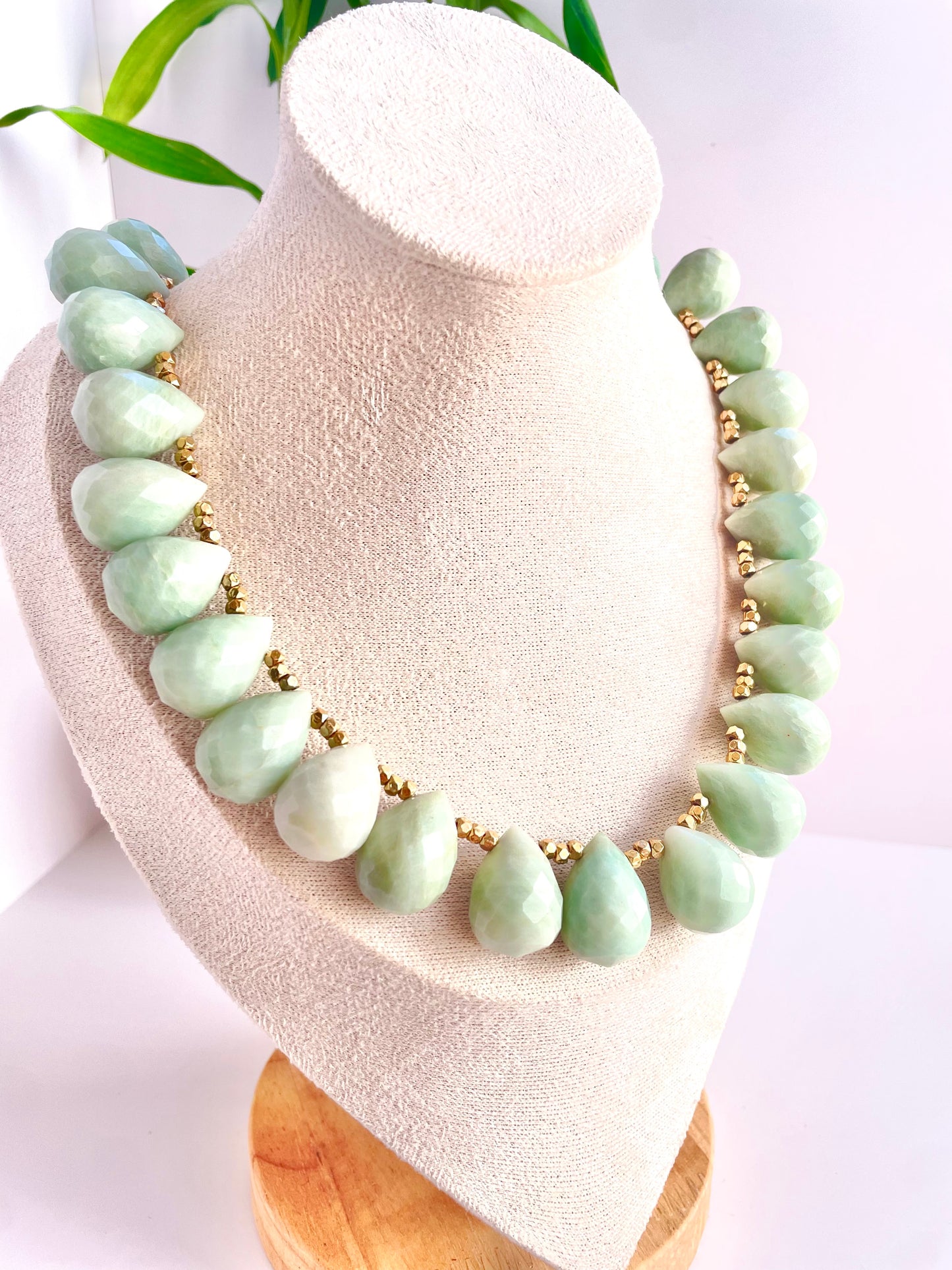 Collar “Gotas de Mar” – Aguamarina Faceteada y Detalles Dorados