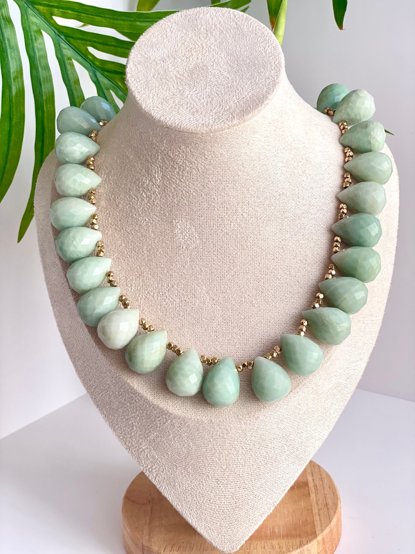 Collar “Gotas de Mar” – Aguamarina Faceteada y Detalles Dorados