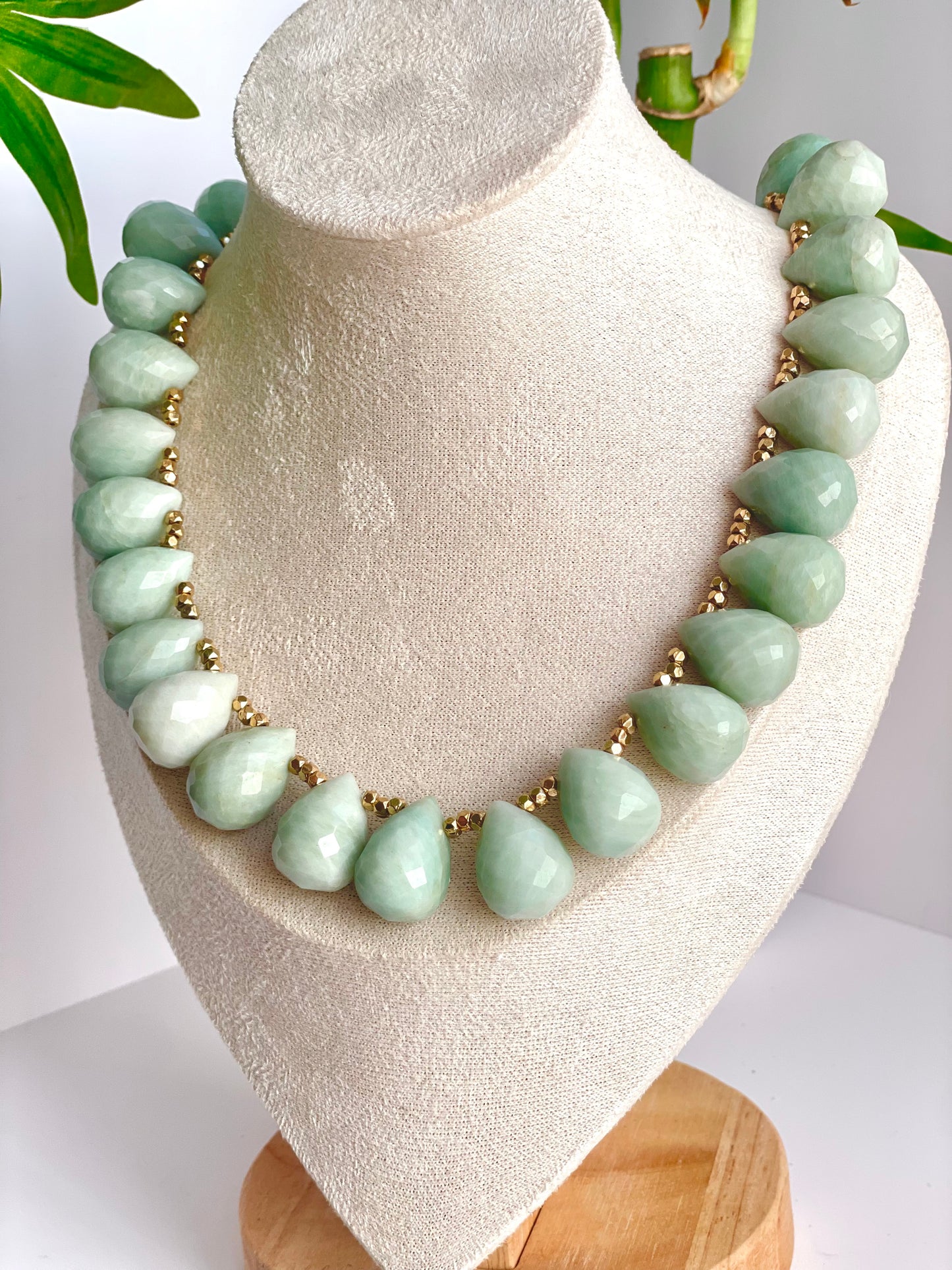 Collar “Gotas de Mar” – Aguamarina Faceteada y Detalles Dorados