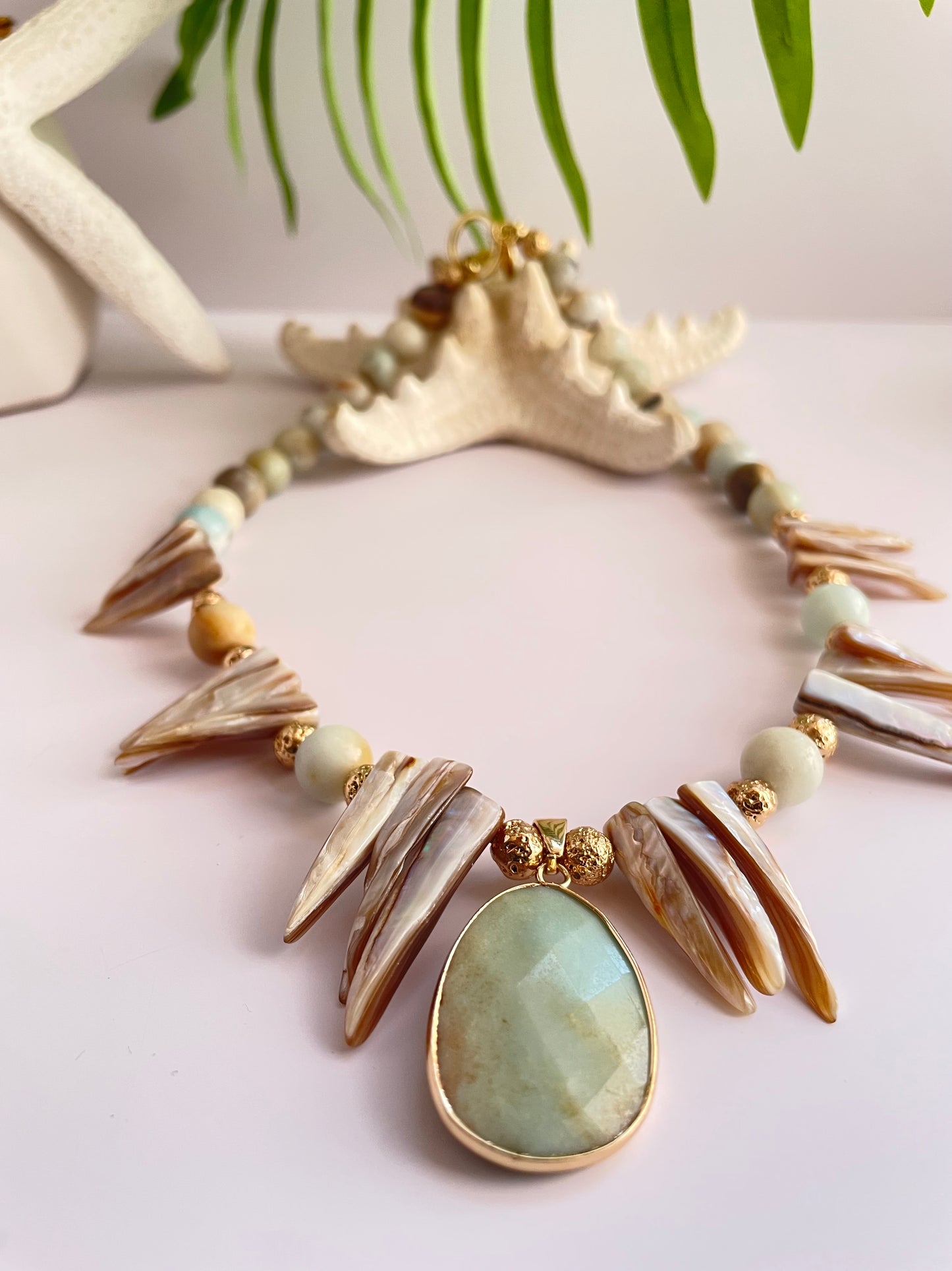 Collar “Alma del Caribe” – Amazonita, Larimar y Nácar Dorado