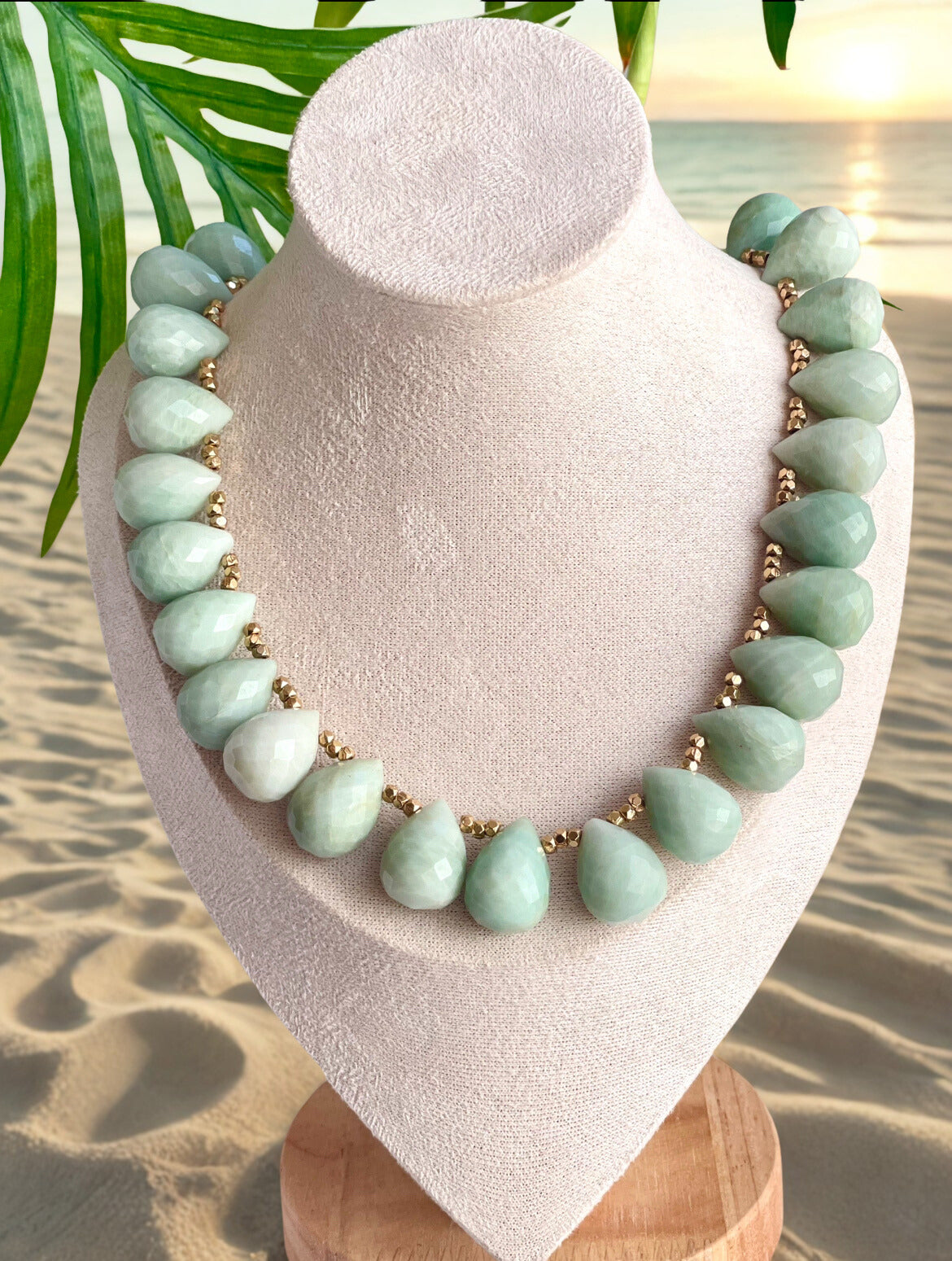 Collar “Gotas de Mar” – Aguamarina Faceteada y Detalles Dorados