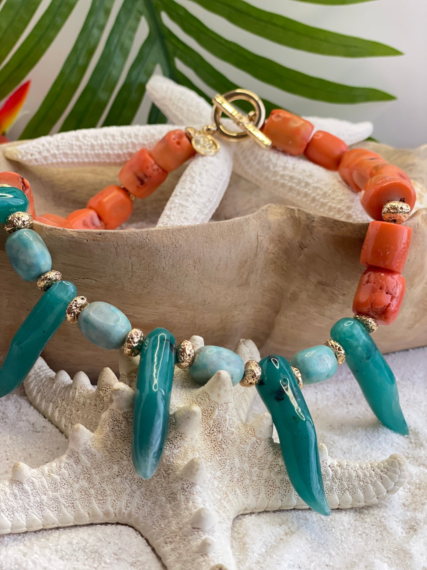 Collar "Olas del Mar" – Coral Natural, Ágatas Azules y Aguamarina