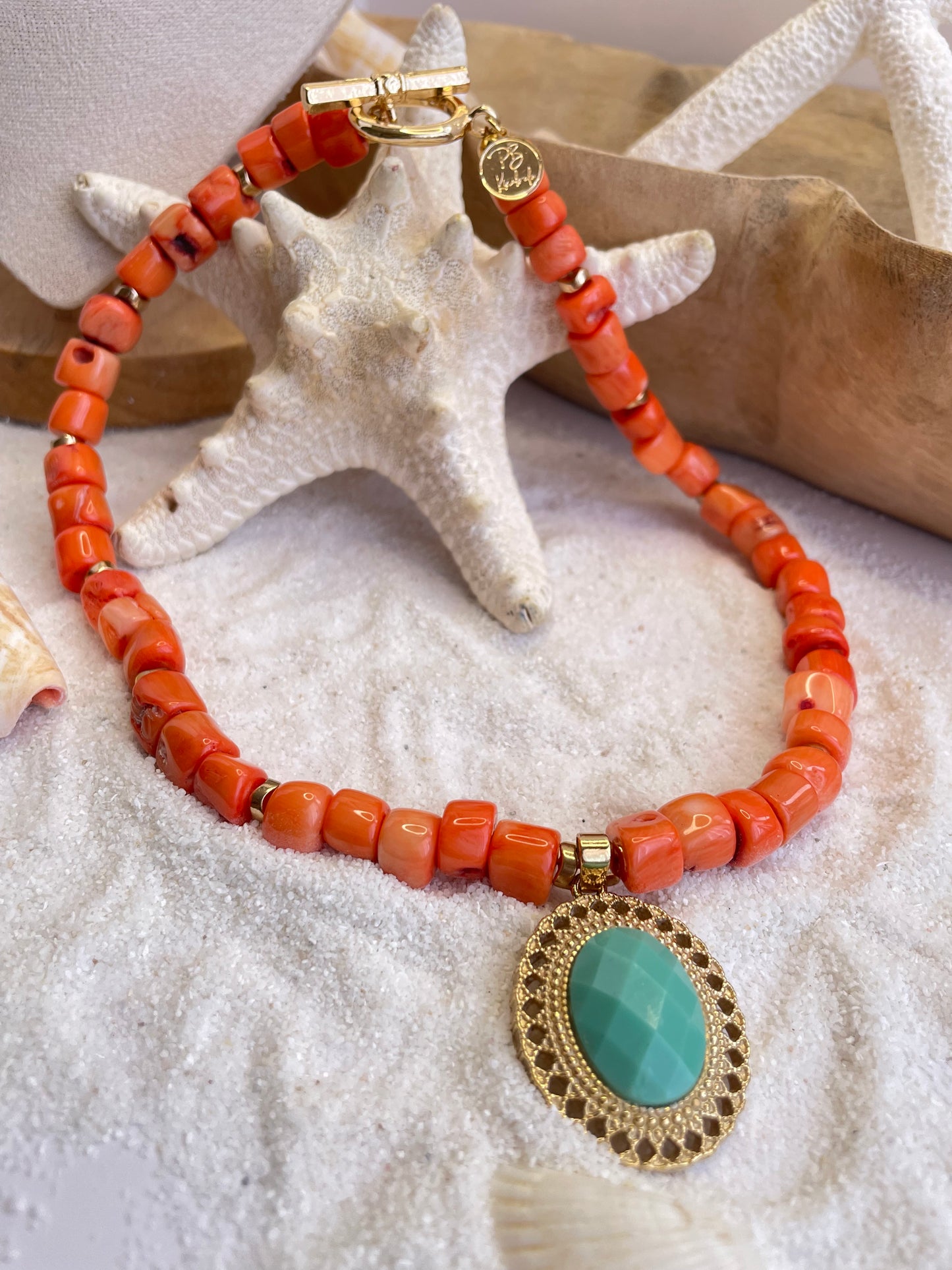 Collar “Sol Turquesa” – Coral Natural, Hematites Dorado y Cristal Checo