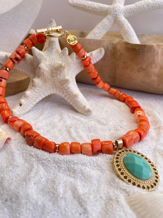 Collar “Sol Turquesa” – Coral Natural, Hematites Dorado y Cristal Checo