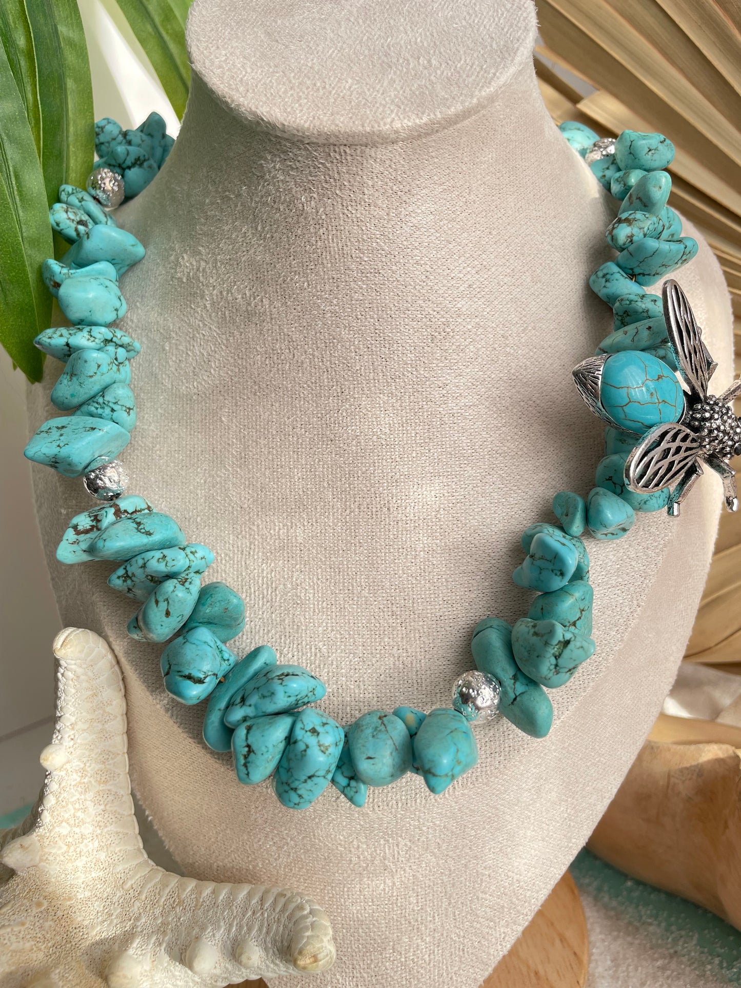 Collar “Turquesa Madre” – Cascajo de Turquesa y Prendedor de Abeja