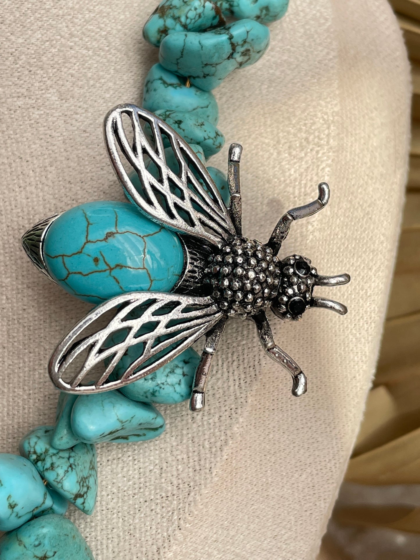 Collar “Turquesa Madre” – Cascajo de Turquesa y Prendedor de Abeja