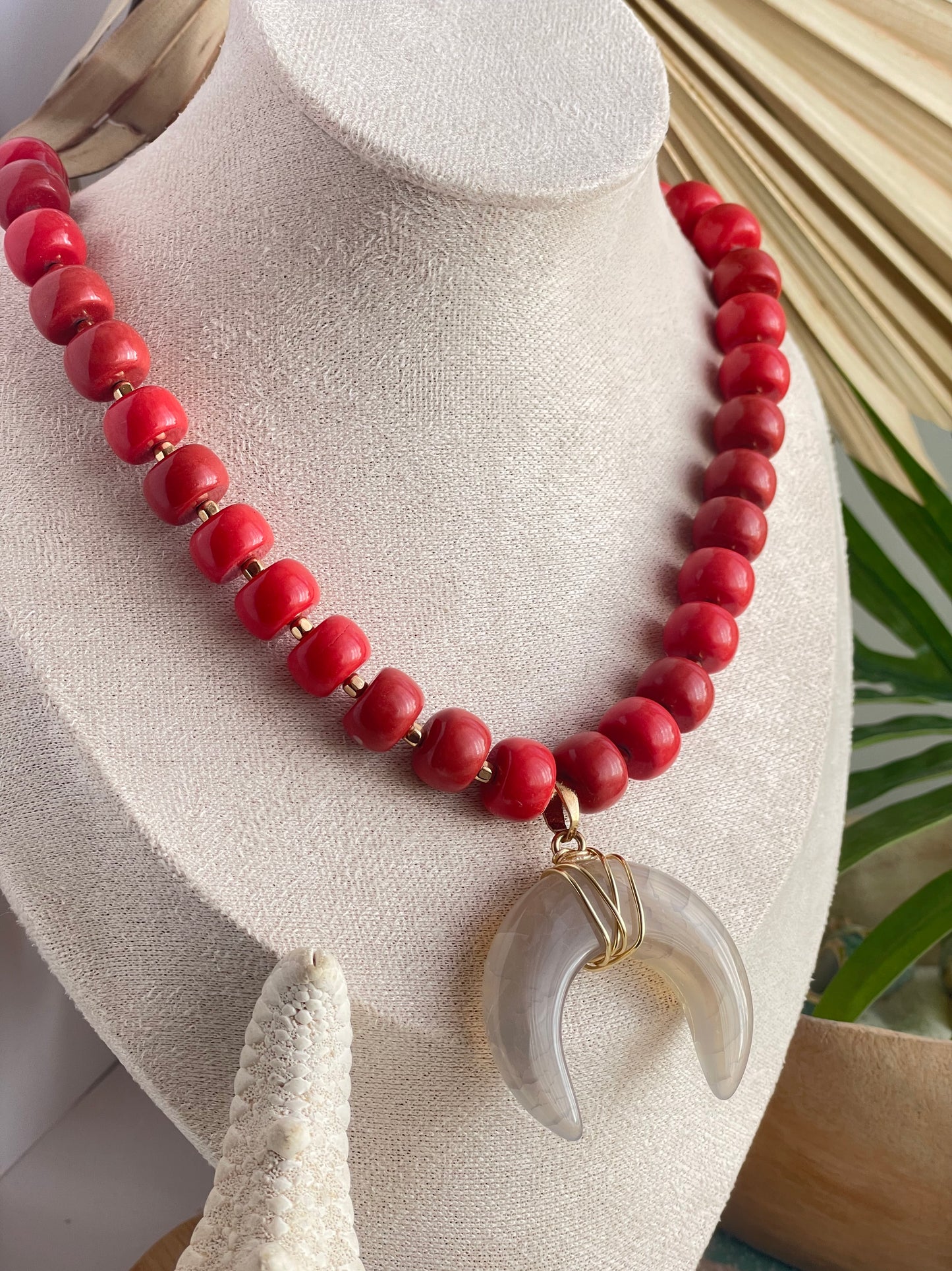 Collar “Luna del Trópico” – Coral Natural y Ágata Dorada