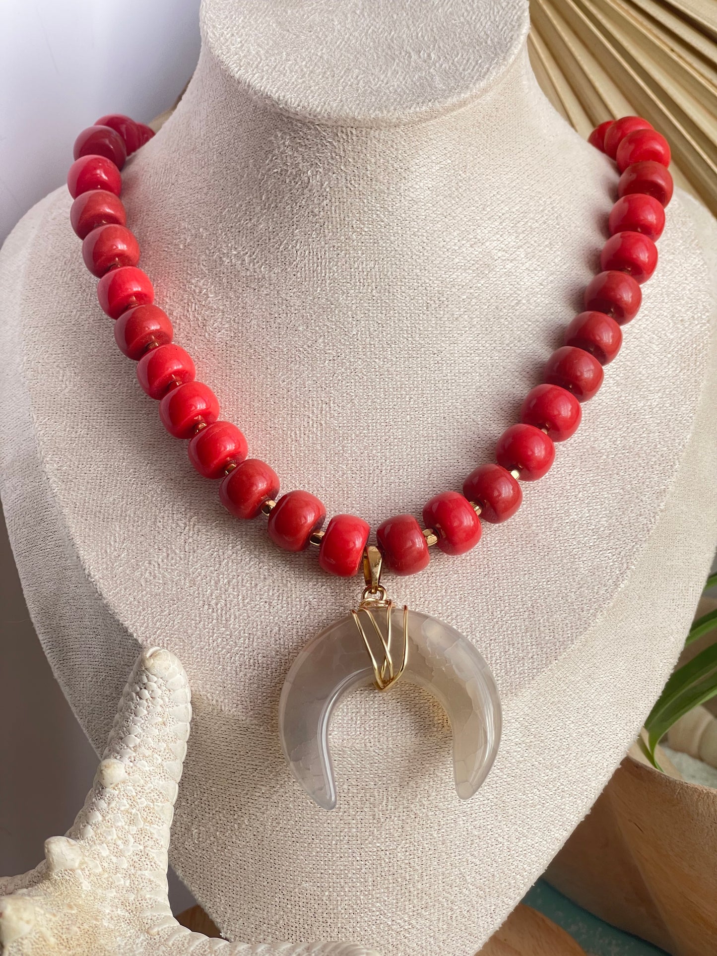 Collar “Luna del Trópico” – Coral Natural y Ágata Dorada