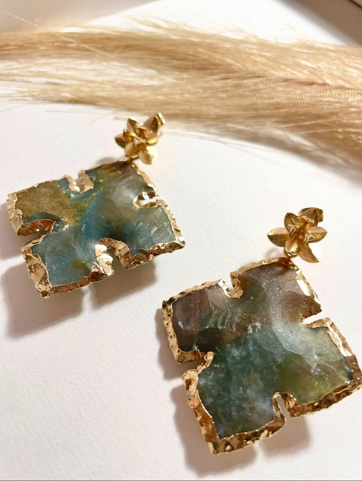 Aretes “Tierra Dorada” – Ágata Cruda con Base Floral Dorada