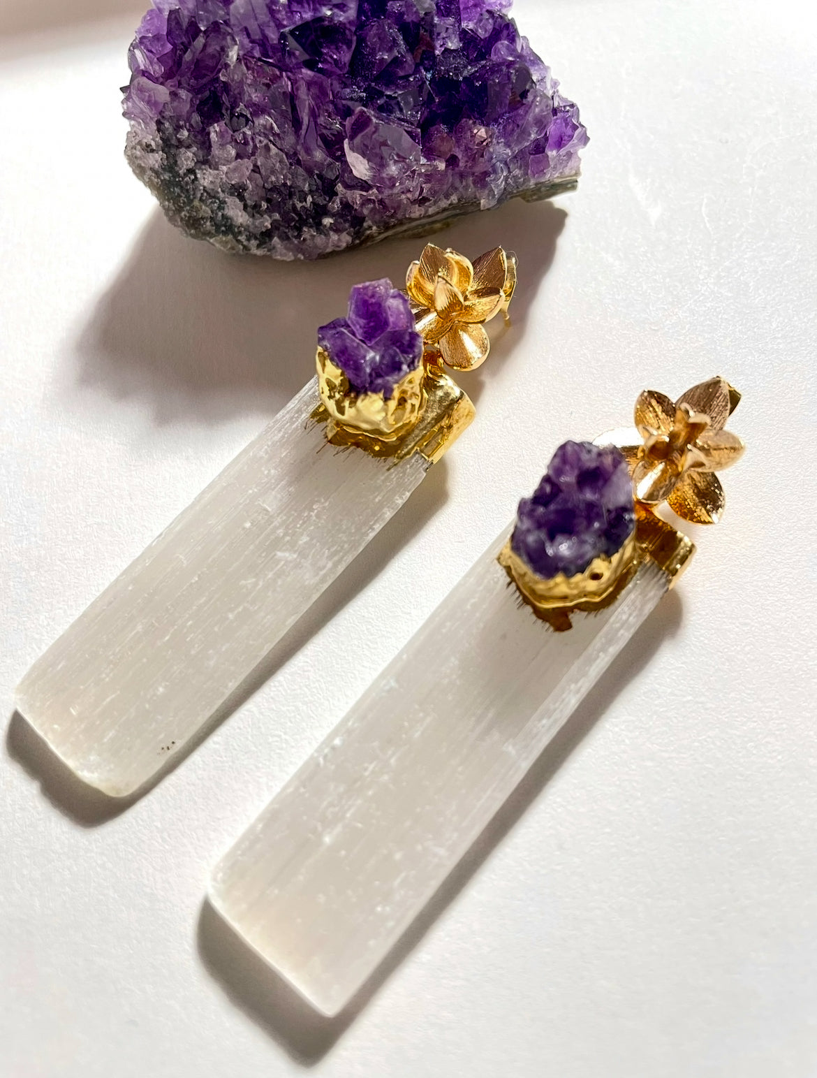 Aretes “Luz Mística” – Selenita y Amatista con Base Floral en Oro 18k