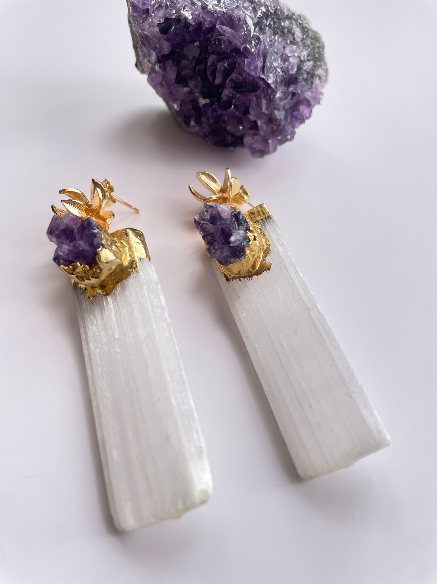 Aretes “Luz Mística” – Selenita y Amatista con Base Floral en Oro 18k