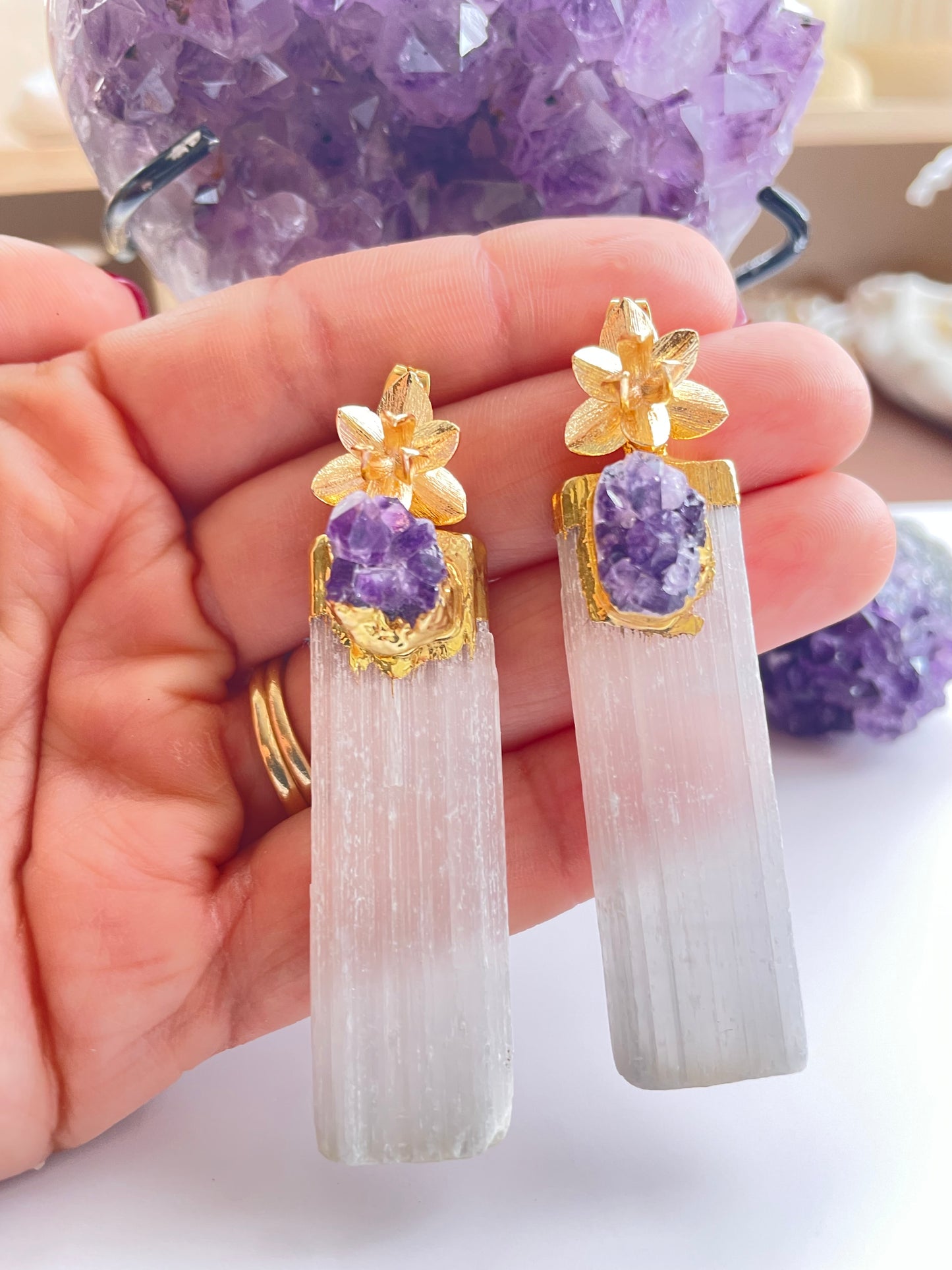 Aretes “Luz Mística” – Selenita y Amatista con Base Floral en Oro 18k