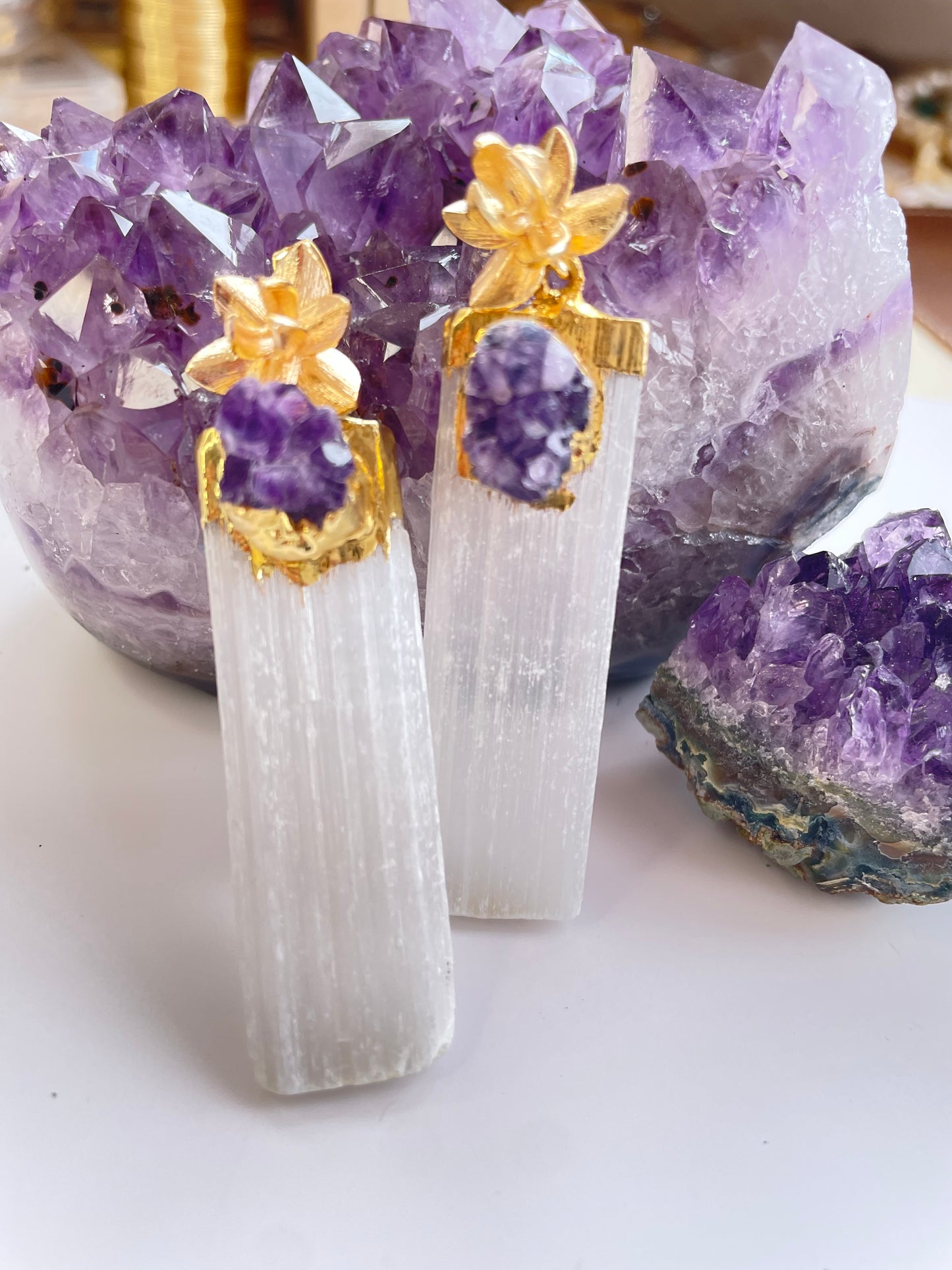 Aretes “Luz Mística” – Selenita y Amatista con Base Floral en Oro 18k
