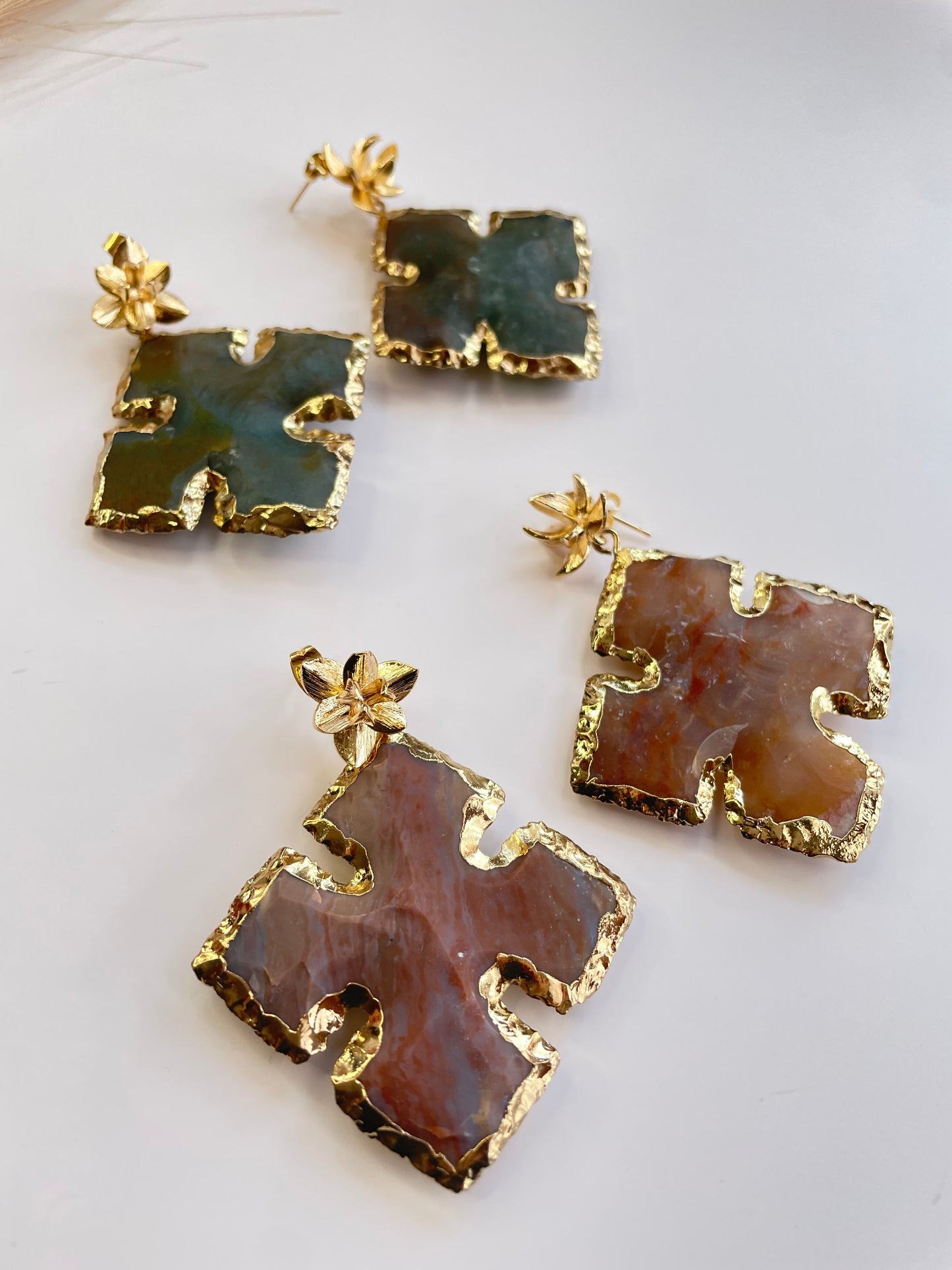 Aretes “Tierra Dorada” – Ágata Cruda con Base Floral Dorada