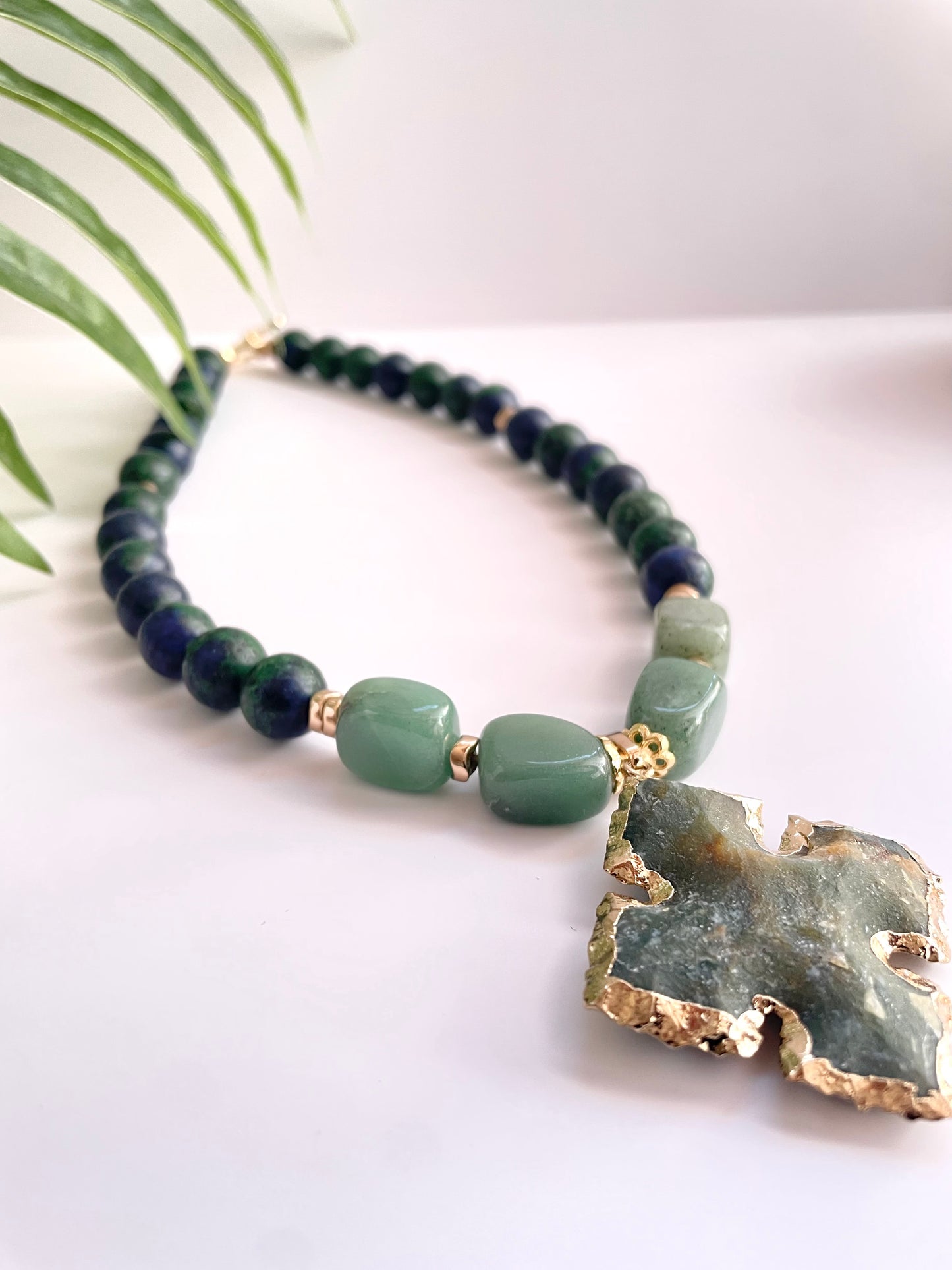 Collar “Raíz Sagrada” – Lapislázuli, Jade y Cruz de Ágata Verde