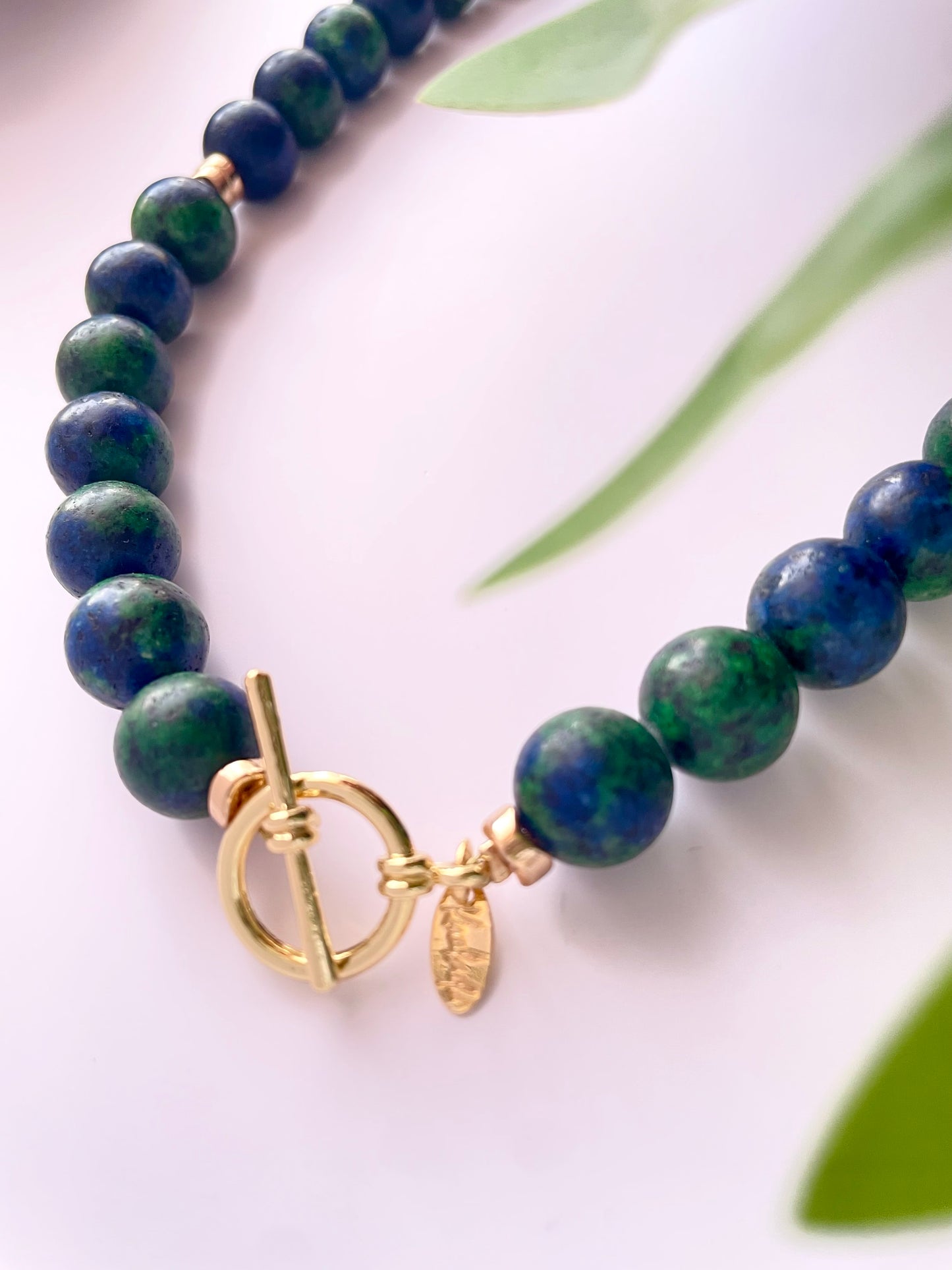 Collar “Raíz Sagrada” – Lapislázuli, Jade y Cruz de Ágata Verde