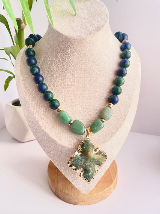 Collar “Raíz Sagrada” – Lapislázuli, Jade y Cruz de Ágata Verde