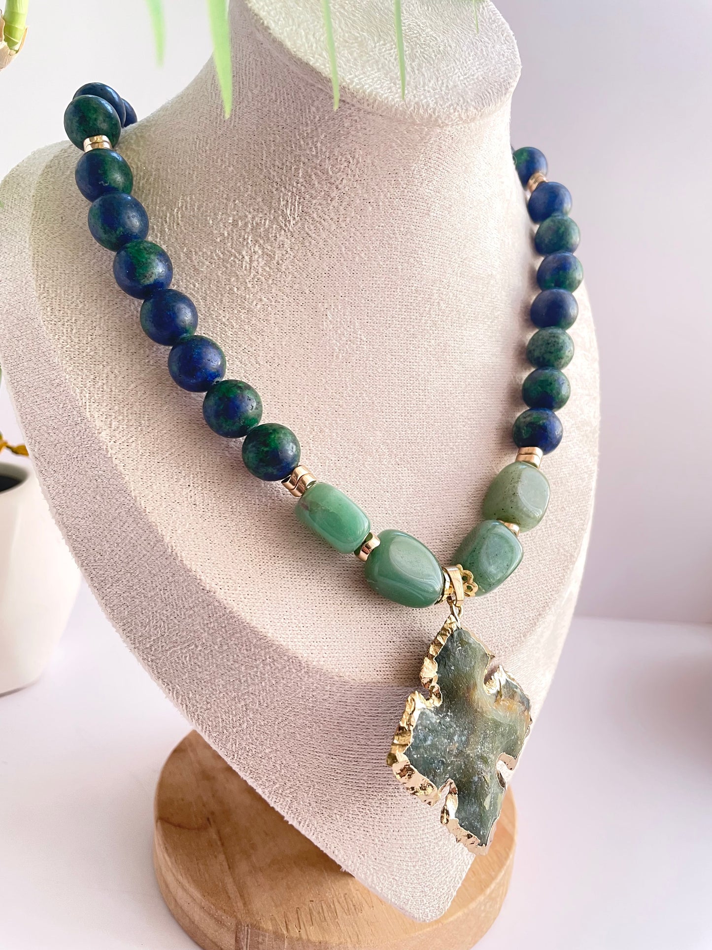 Collar “Raíz Sagrada” – Lapislázuli, Jade y Cruz de Ágata Verde