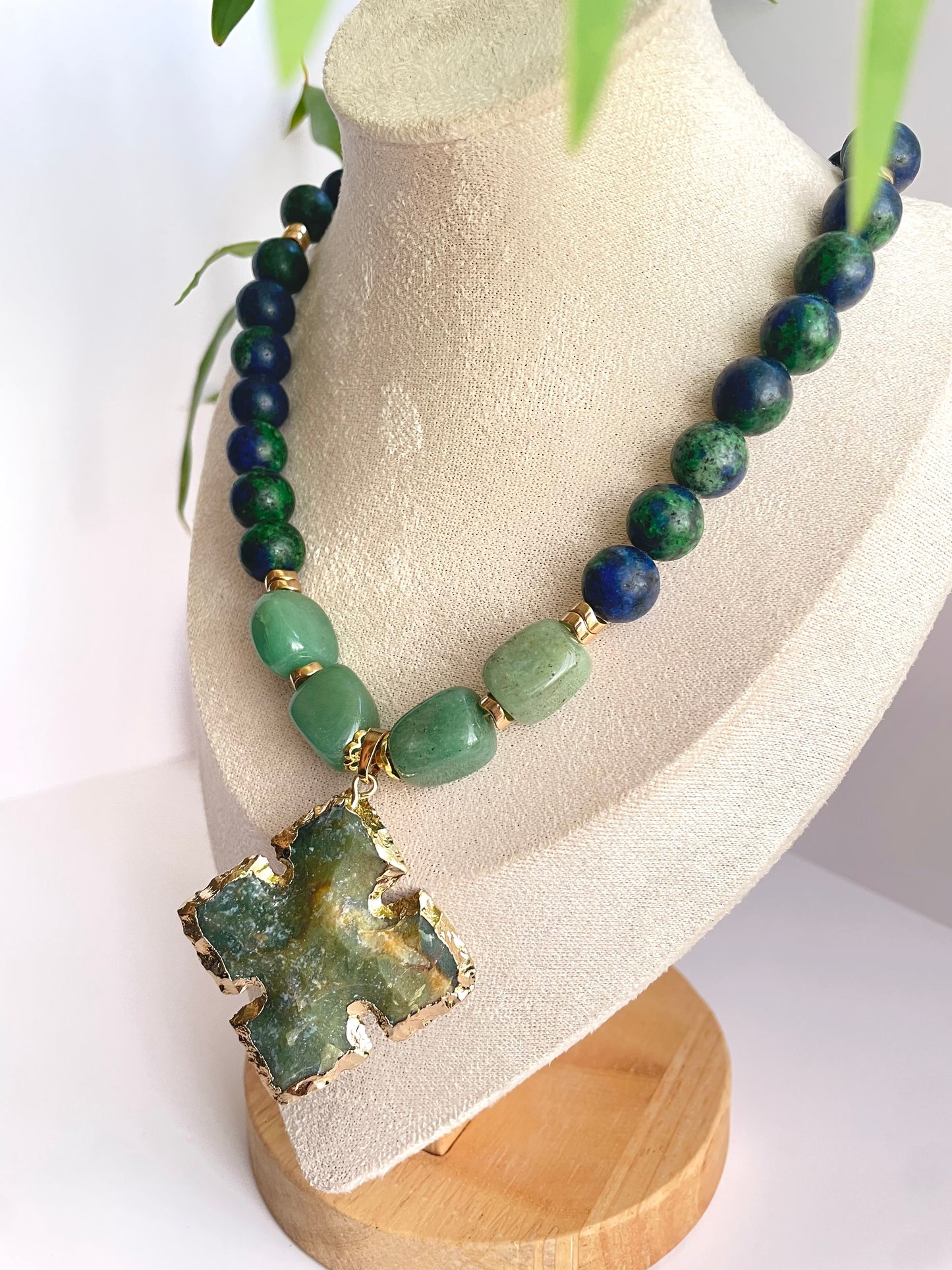 Collar “Raíz Sagrada” – Lapislázuli, Jade y Cruz de Ágata Verde