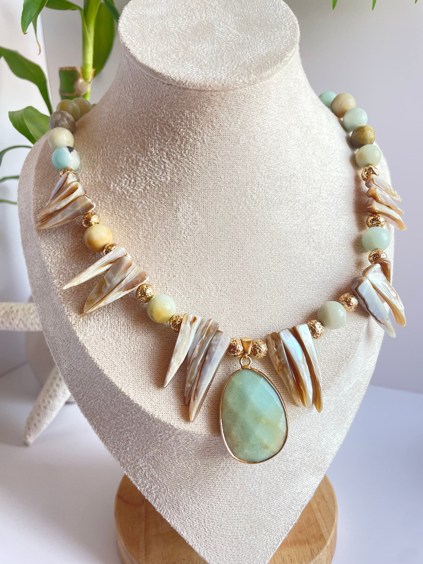 Collar “Alma del Caribe” – Amazonita, Larimar y Nácar Dorado