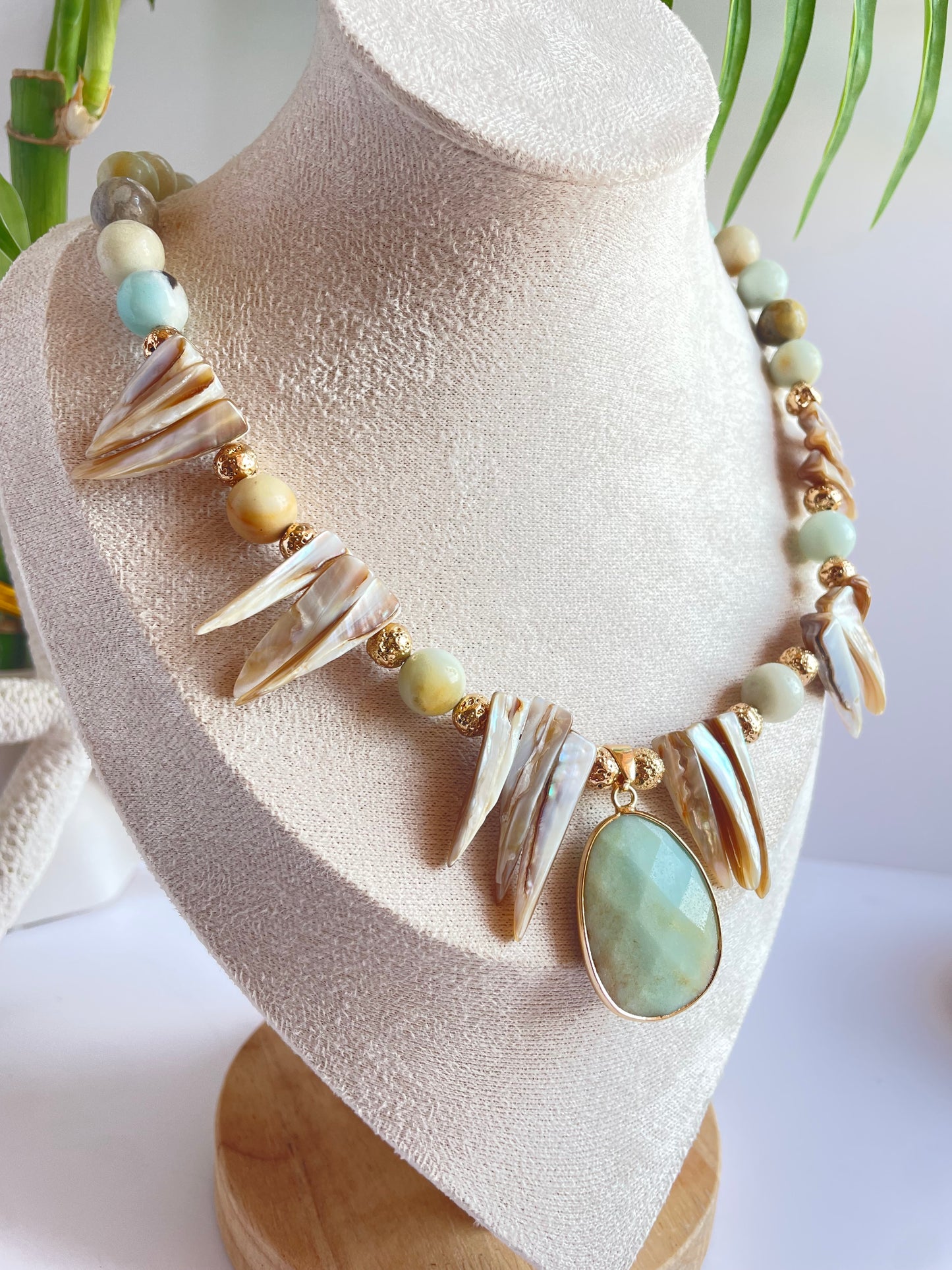 Collar “Alma del Caribe” – Amazonita, Larimar y Nácar Dorado