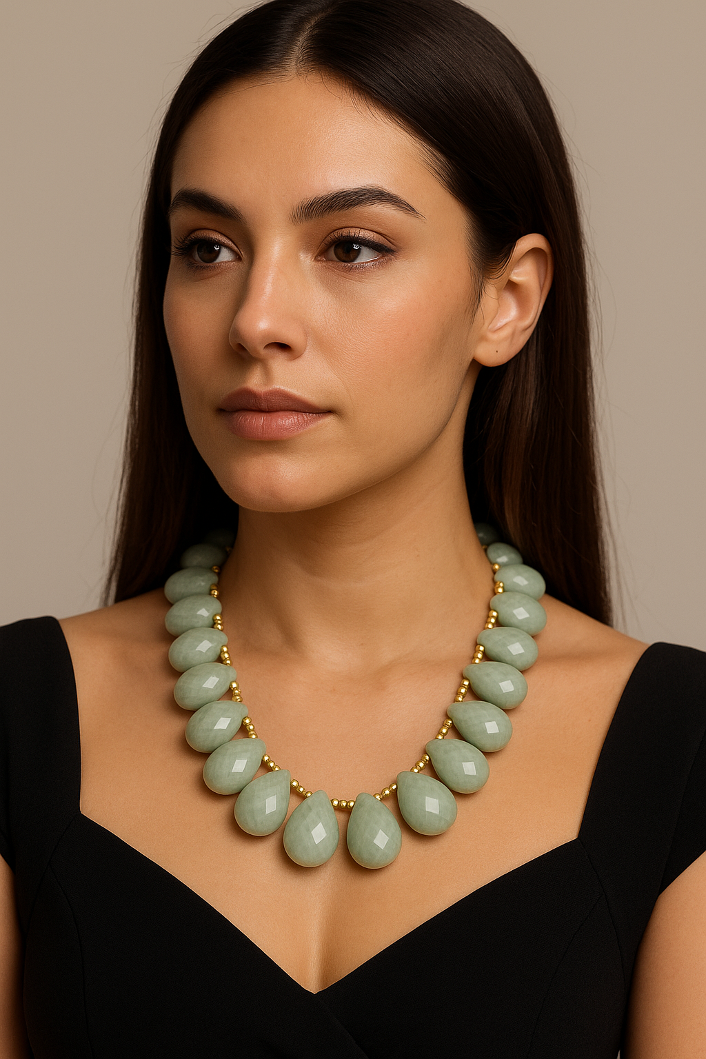 Collar “Gotas de Mar” – Aguamarina Faceteada y Detalles Dorados