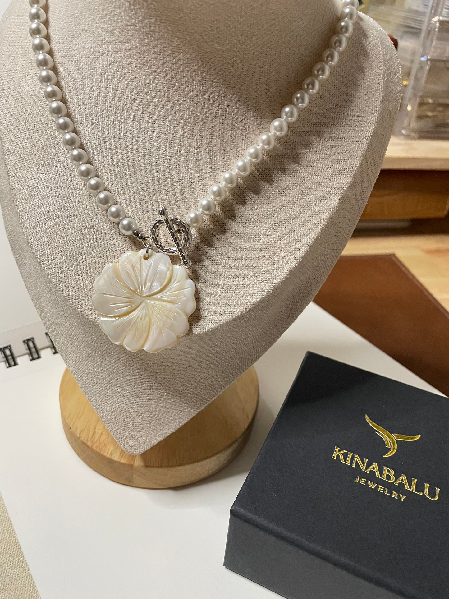 🌿 “Renacer” Necklace – Mother Pearls & Nacre Shell Pendant
