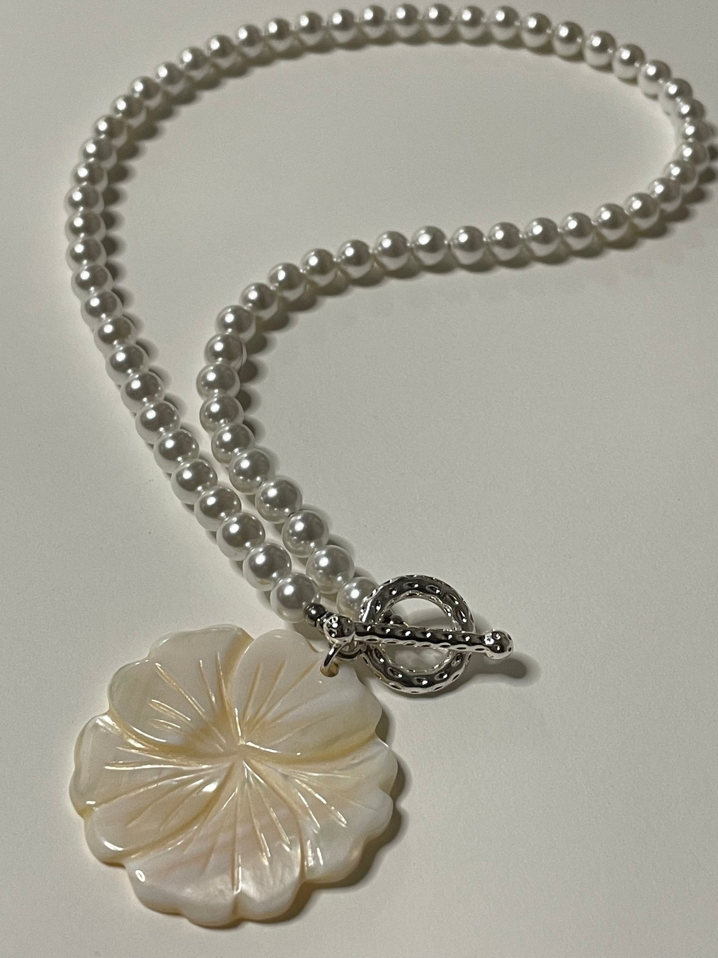 🌿 “Renacer” Necklace – Mother Pearls & Nacre Shell Pendant