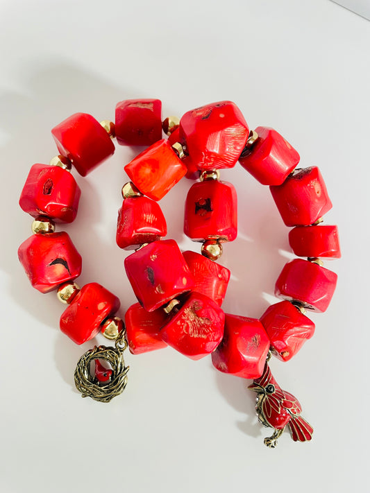 Pulsera “Canto Escarlata” – Coral Rojo y Dijes de Cardenal