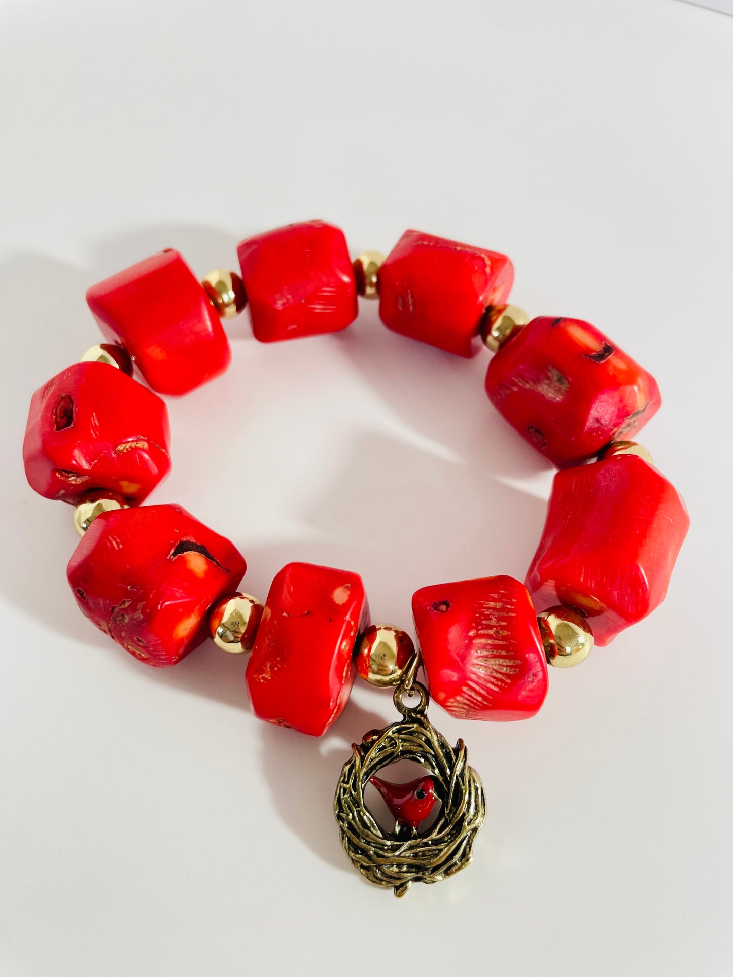 Pulsera “Canto Escarlata” – Coral Rojo y Dijes de Cardenal