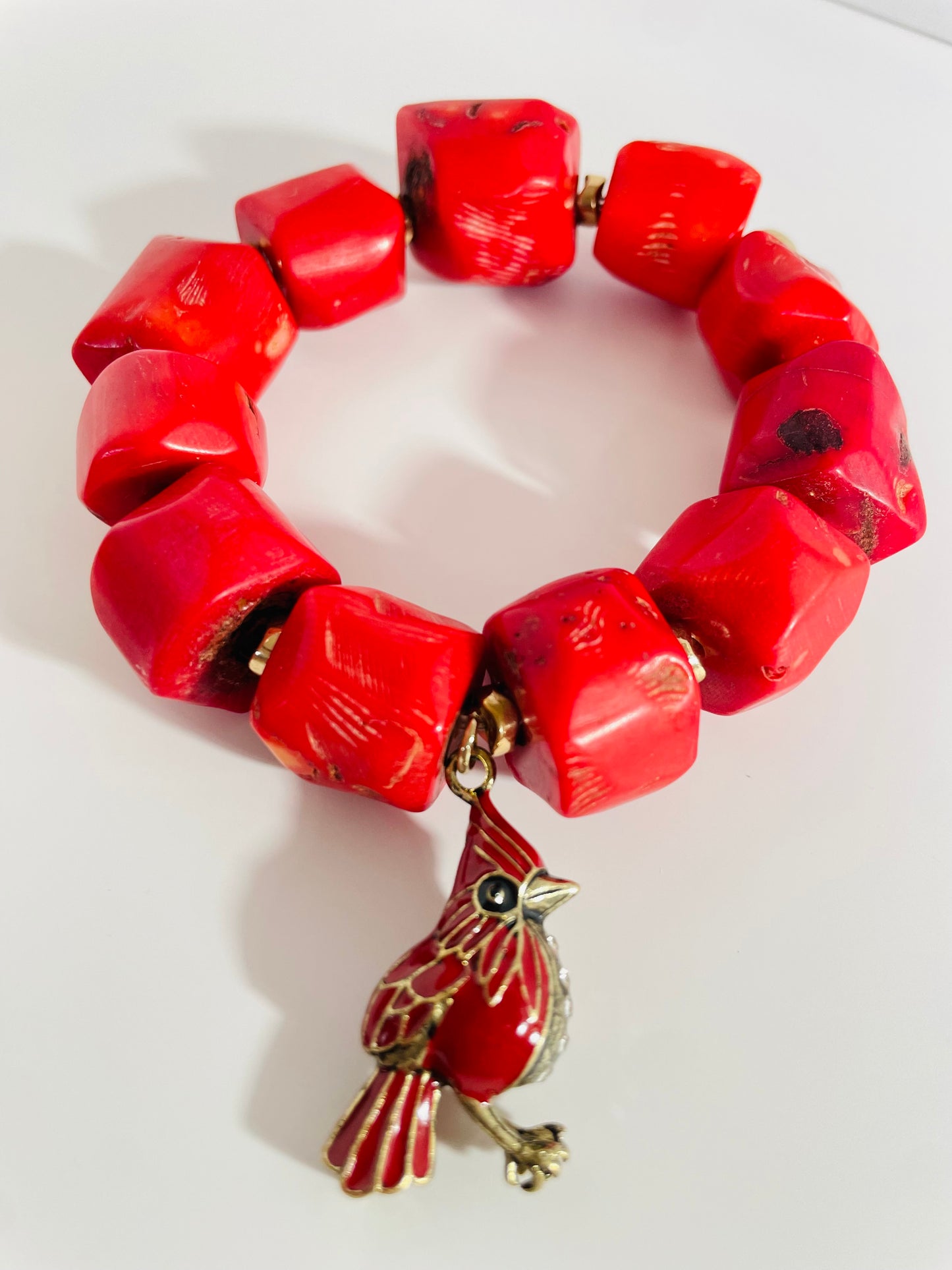 Pulsera “Canto Escarlata” – Coral Rojo y Dijes de Cardenal
