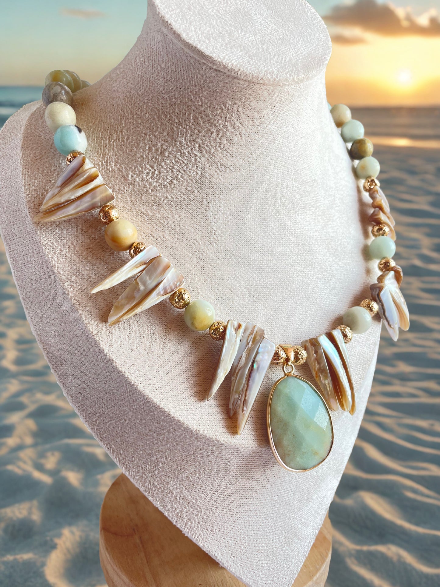 Collar “Alma del Caribe” – Amazonita, Larimar y Nácar Dorado